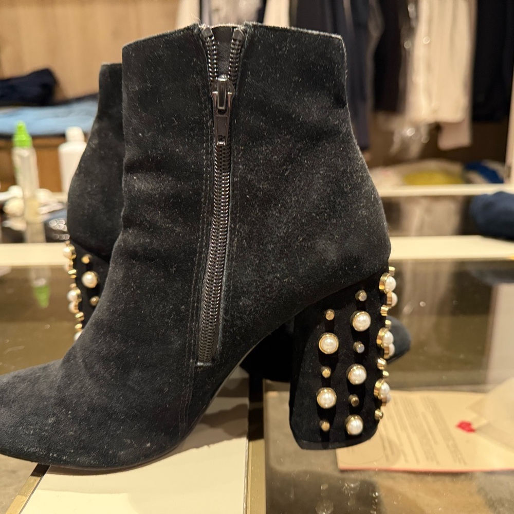 Chic Black Heeled Boots with Pearl Accents